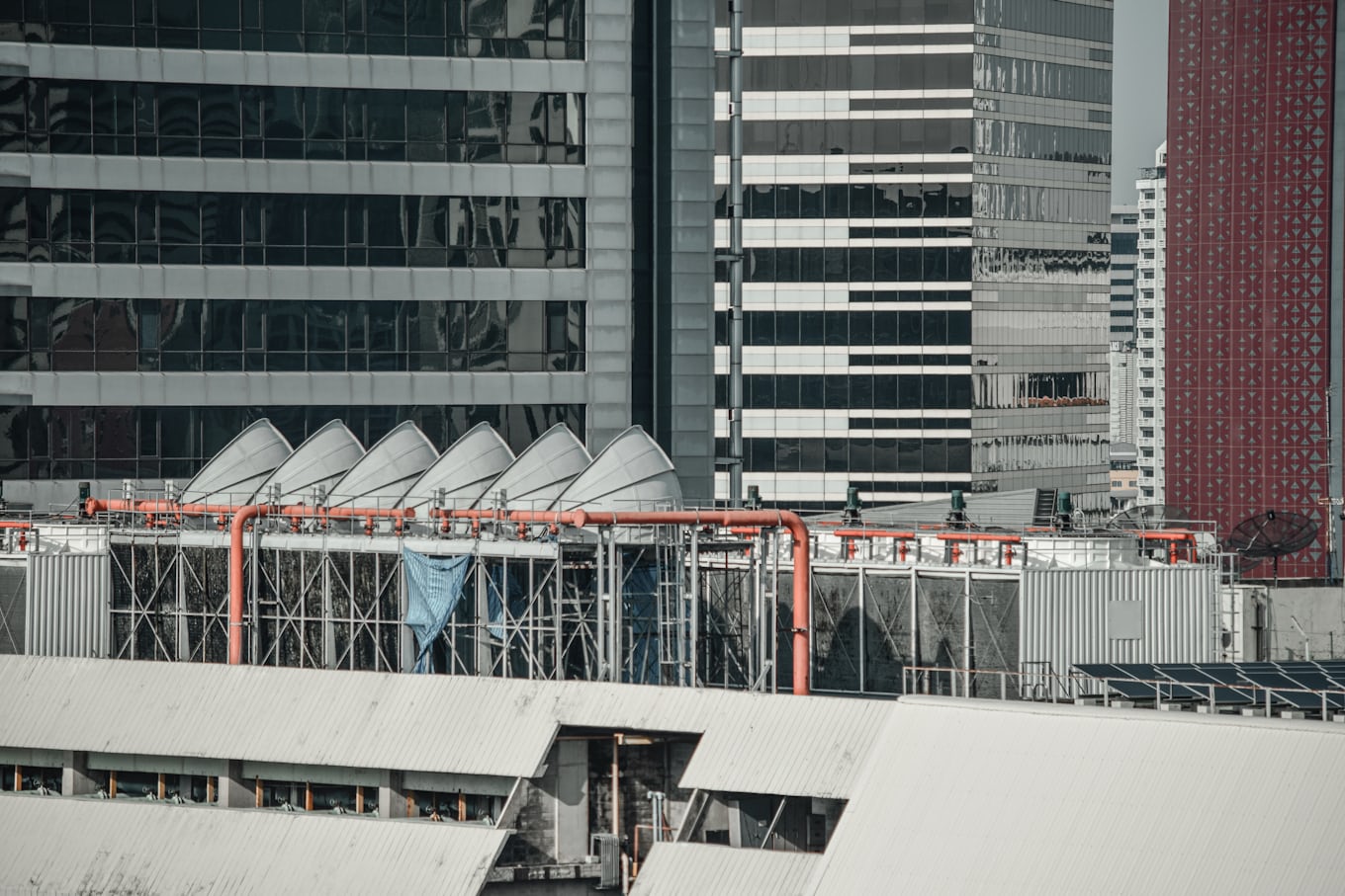 Rooftop HVAC condenser and chiller plant